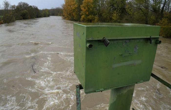 deux éboueurs plongent et sauvent de la noyade un adolescent tombé dans une rivière « glaciale et dangereuse »