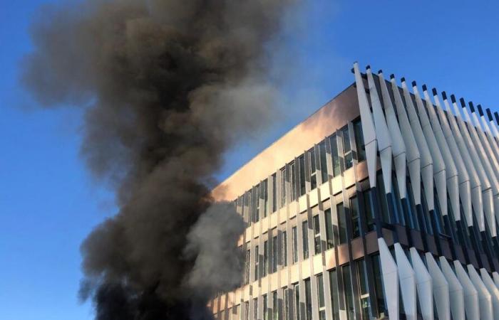 à Nîmes, incendie devant le siège du Crédit Agricole