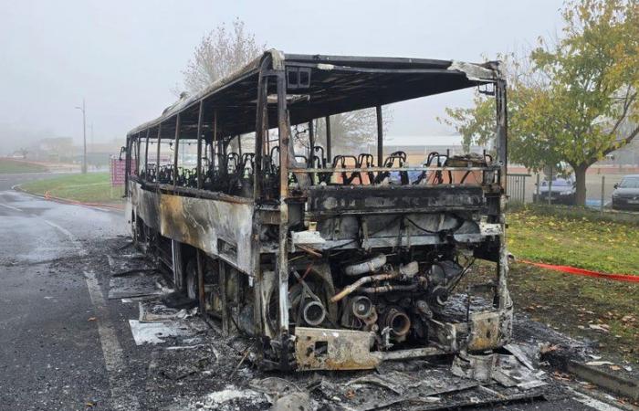 un bus réduit en cendres