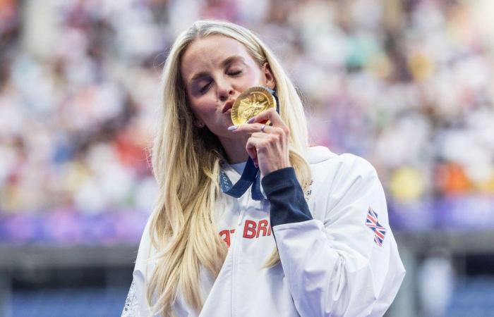 Un affichage incroyable montre le coup de pied aérien de Jude Bellingham pour l’Angleterre et le héros olympique de l’équipe GB remportant l’or