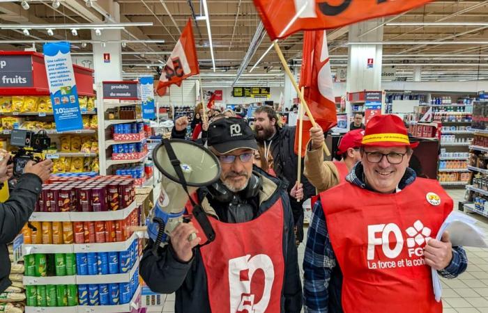 “On ne se laissera pas licencier comme des sales gens”, les salariés d’Auchan se mobilisent contre la fermeture de leur enseigne