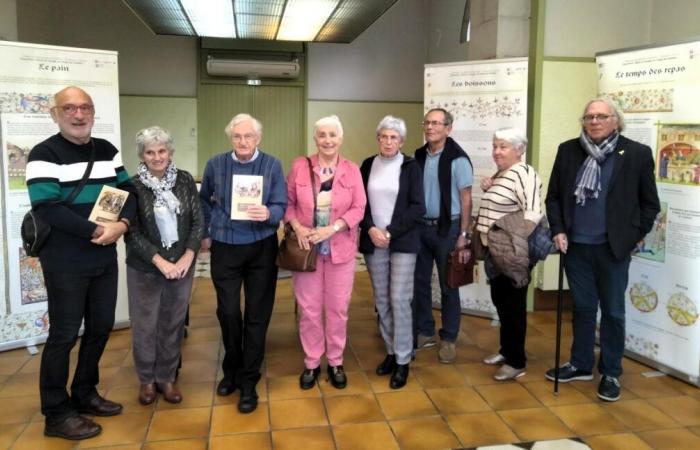 le public découvre le livre « Boire et manger au temps des bastides »