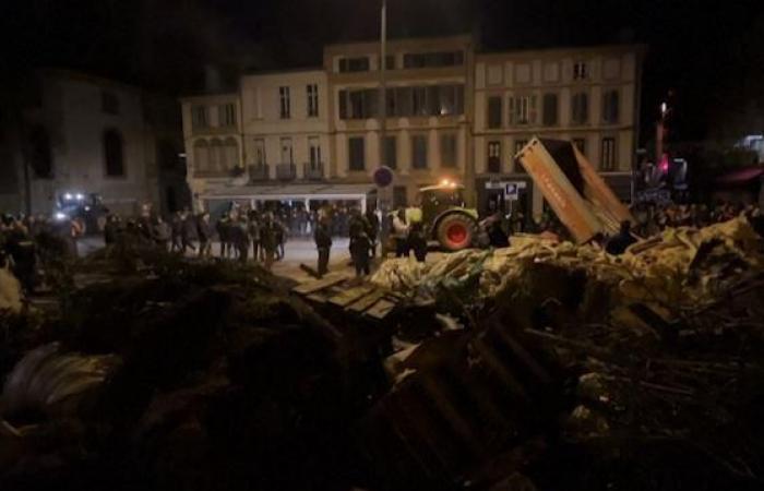 Les agriculteurs envahissent la préfecture de Montauban avec leurs déchets