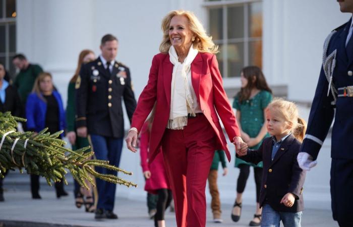 Jill Biden et son petit-fils Beau accueillent le sapin de Noël de la Maison Blanche