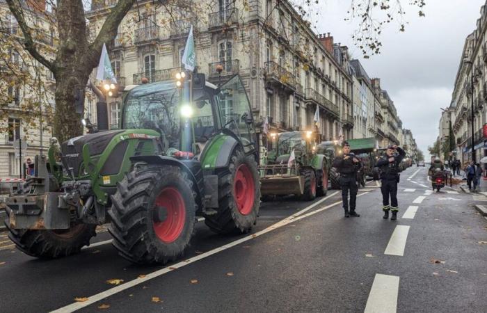 Farmers take out tractors to demonstrate in Loire-Atlantique and Vendée