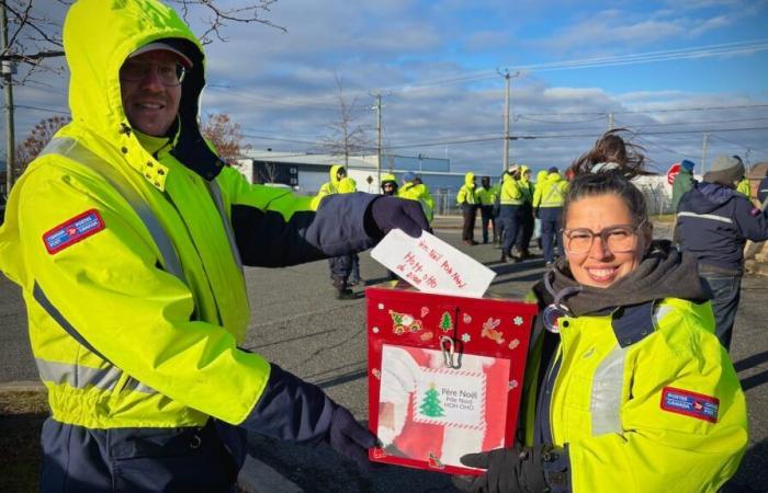 Malgré la grève, les facteurs livreront des lettres au Père Noël (et des réponses aux enfants)