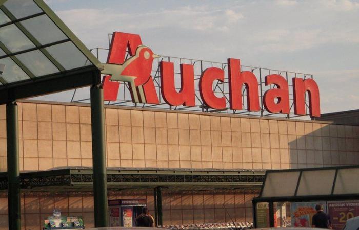 après 40 ans de carrière chez Auchan, elle est récompensée par une médaille… après avoir été licenciée