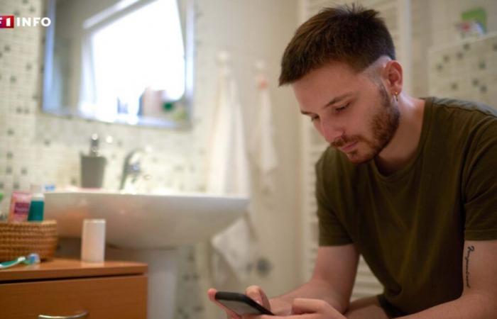 Vous y passez 45 minutes par jour… Cependant, rester assis trop longtemps sur les toilettes n’est pas recommandé !