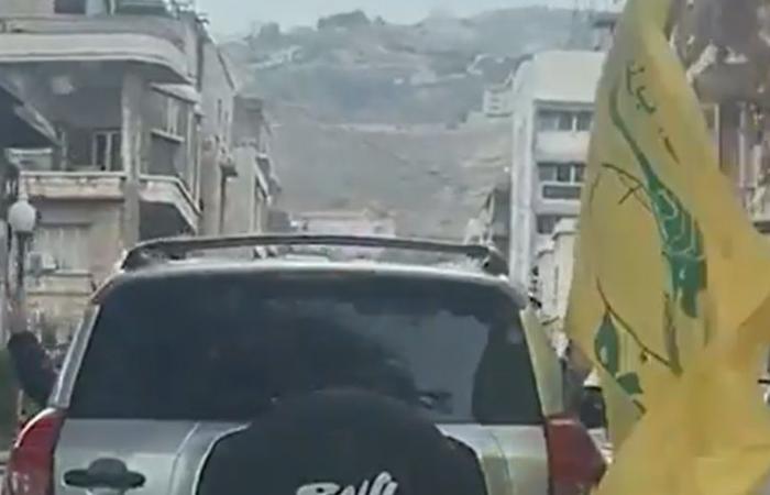 un drapeau du Hezbollah arraché du souk