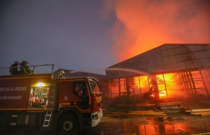 Deux bâtiments industriels détruits par un incendie dans la Drôme