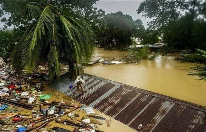 Des inondations dévastatrices tuent 12 personnes et déplacent des centaines de milliers de personnes