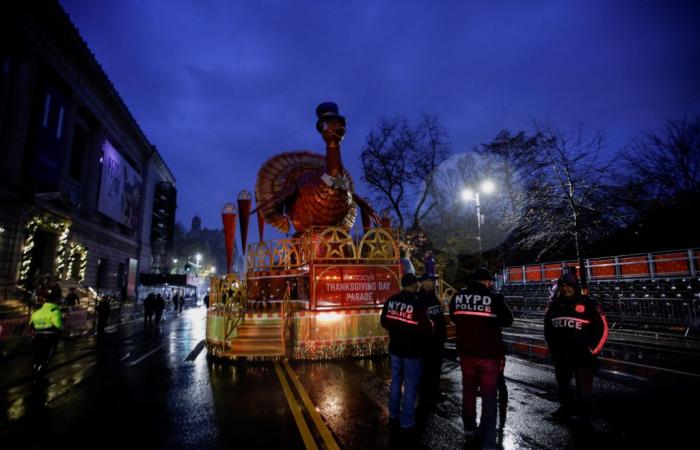 Sous une pluie constante, un siècle après son premier voyage à travers New York, le défilé de Thanksgiving de Macy démarre