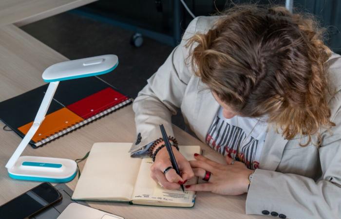 Lili, une lampe pour voir lire en rose quand on est dyslexique