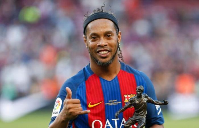 Ronaldinho marque un coup franc de marque pour Barcelone lors du Legends Clasico