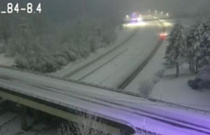 Une tempête hivernale accompagnée de fortes chutes de neige fait des ravages lors des voyages de Thanksgiving