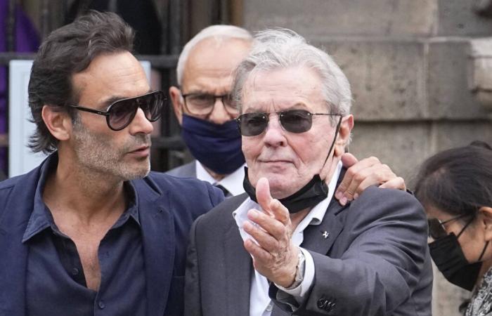 Anthony Delon répond aux rumeurs de bisexualité sur son père