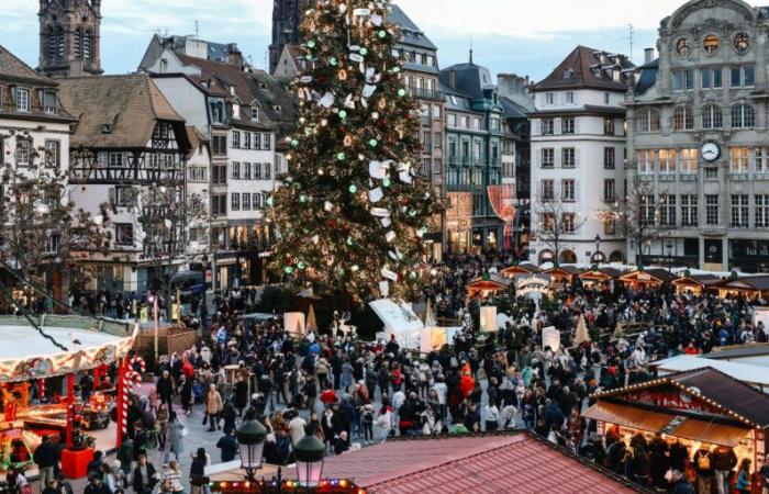 le marché de Noël de Strasbourg attire ses premiers visiteurs