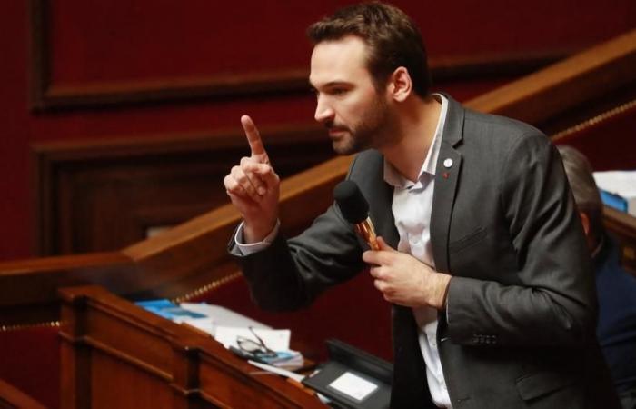 Le député LFI Ugo Bernalicis menace l’opposition au milieu de l’hémicycle