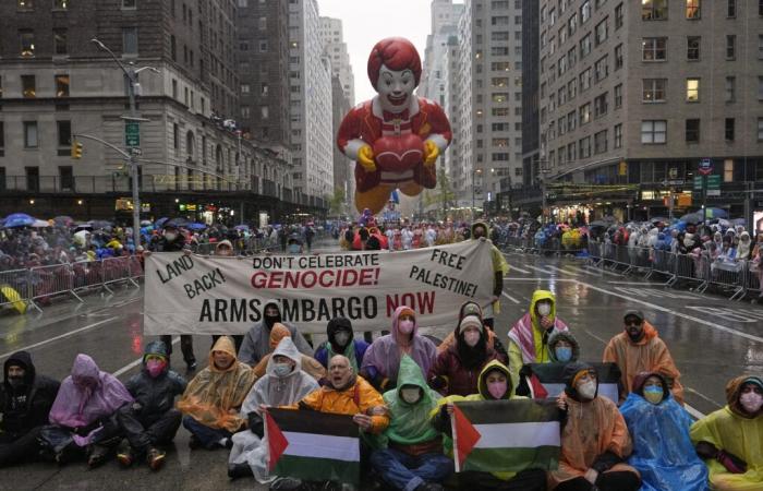 Des manifestants anti-israéliens arrêtés lors du défilé de Thanksgiving à New York