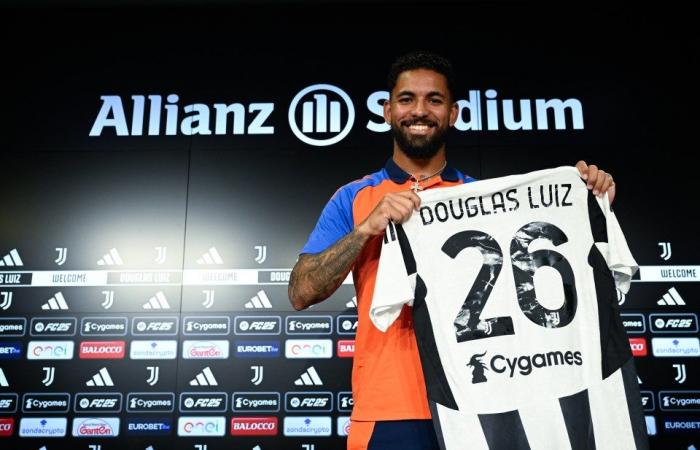 Alisha Lehmann et Douglas Luiz ont obtenu un rare « transfert de couple » d’Aston Villa, mais l’un d’entre eux pourrait maintenant être contraint de partir