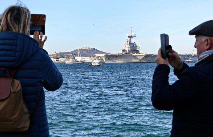 les familles des marins ont dit au revoir au Charles-de-Gaulle, parti de Toulon pour une mission cruciale