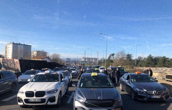 les taxis menacent de paralyser la ville et ses entrées, une manifestation prévue