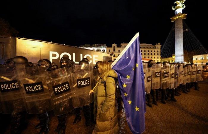 La police tente de disperser des milliers de manifestants pro-UE