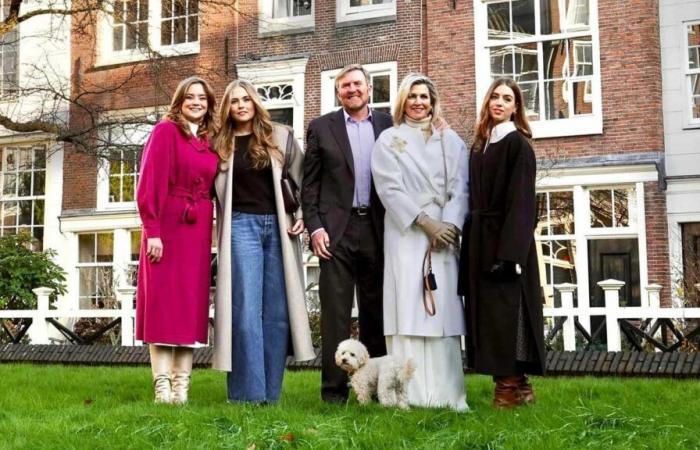 La famille royale néerlandaise pose avec son chien au béguinage d’Amsterdam pour la traditionnelle séance photo de fin d’année