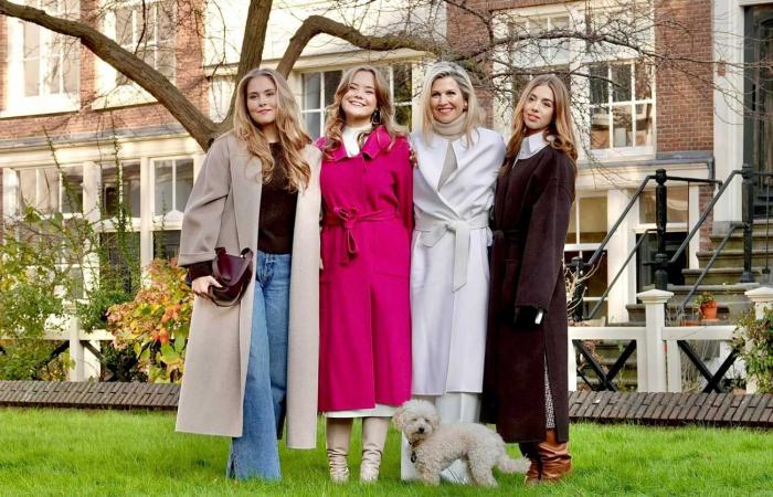 La famille royale néerlandaise pose avec son chien au béguinage d’Amsterdam pour la traditionnelle séance photo de fin d’année