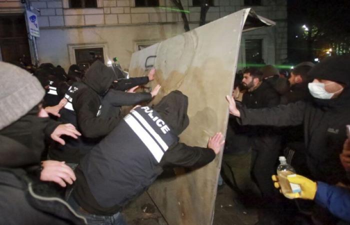 Des milliers de Géorgiens manifestent contre la suspension de la candidature à l’UE