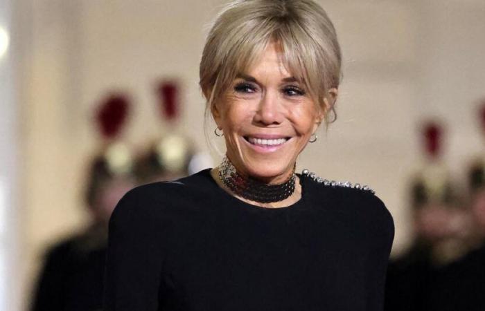 Brigitte Macron au summum du chic en robe longue fendue et tour de cou en métal pour un dîner d’État