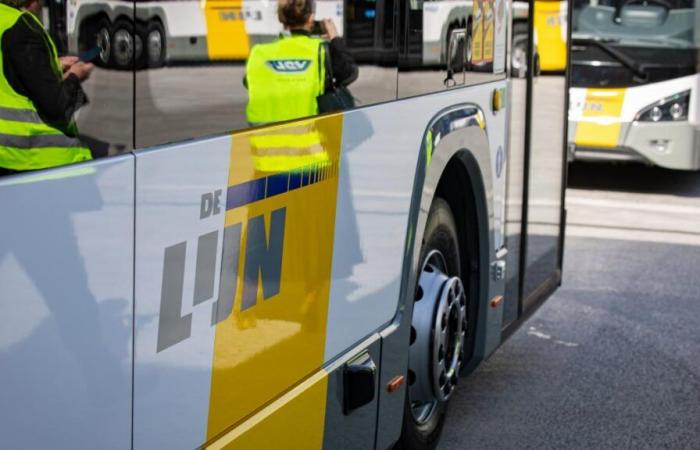 Un passager du bus tente d’échapper au contrôle et s’enfuit en traversant la voie ferrée