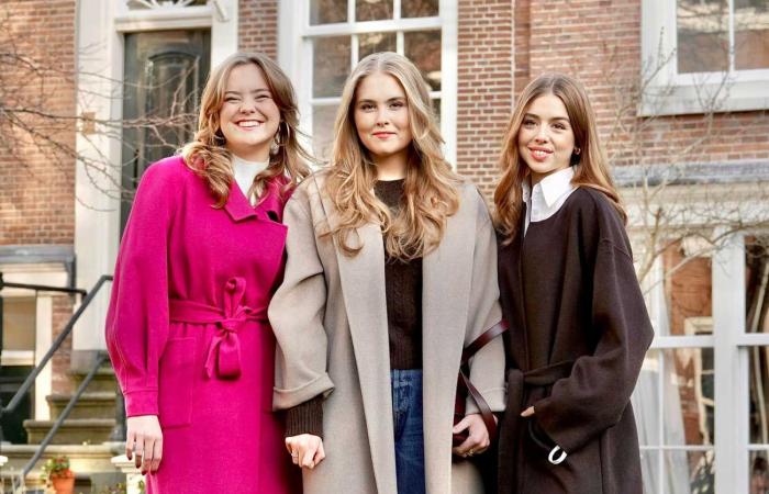 La famille royale néerlandaise pose avec son chien au béguinage d’Amsterdam pour la traditionnelle séance photo de fin d’année