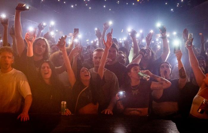 Loud Lary Ajuster au Club Soda