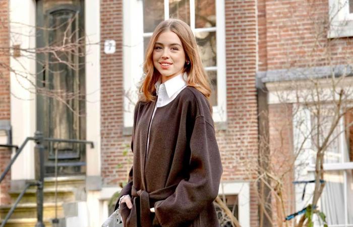 La famille royale néerlandaise pose avec son chien au béguinage d’Amsterdam pour la traditionnelle séance photo de fin d’année