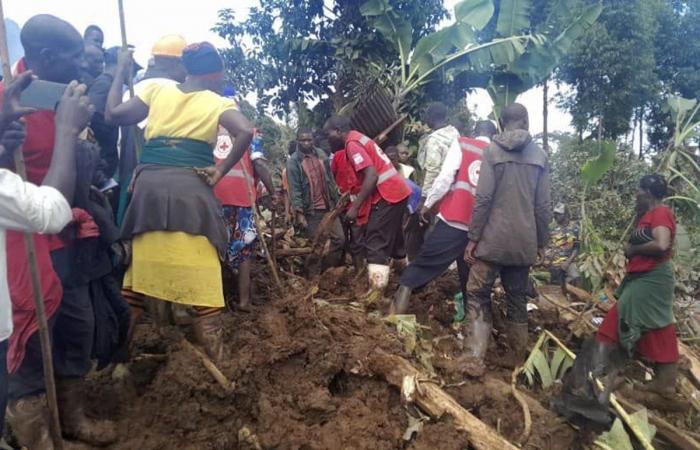 Les glissements de terrain font 13 morts et des dizaines d’autres seraient enterrés alors que 40 maisons sont détruites