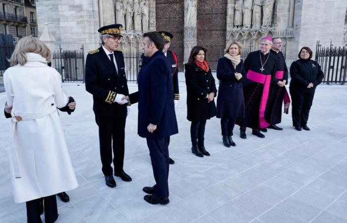 Emmanuel Macron fait sa dernière visite à la cathédrale, avant sa réouverture