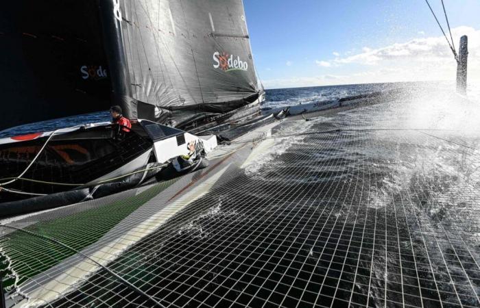 Un match entre deux maxi-trimarans pour tenter de battre le record du tour du monde à la voile