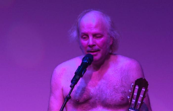 VIDÉO. Philippe Katerine nu lors de son concert au Mucem pour clôturer l’exposition « Paradis naturistes »