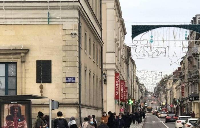 Ivre, elle se rebelle et menace de tuer des policiers, rue du Général-de-Gaulle à Laval