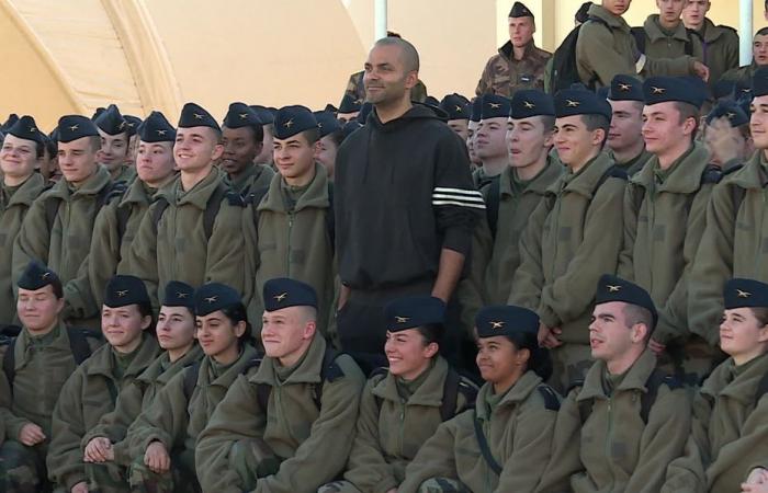 Tony Parker accueilli en héros à la base militaire 722 de Saintes. Il partage son expérience avec des lycéens militaires