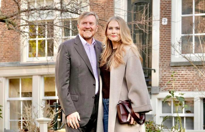 La famille royale néerlandaise pose avec son chien au béguinage d’Amsterdam pour la traditionnelle séance photo de fin d’année