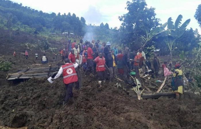 Les glissements de terrain font 13 morts et des dizaines d’autres seraient enterrés alors que 40 maisons sont détruites