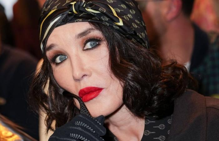 Isabelle Adjani adopte la frange rideau pour sublimer ses yeux bleus