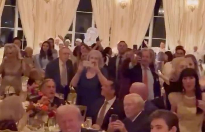 Barron « embarrassé » regarde Trump et son « premier copain » Elon Musk danser au YMCA à Mar-a-Lago Thanksgiving