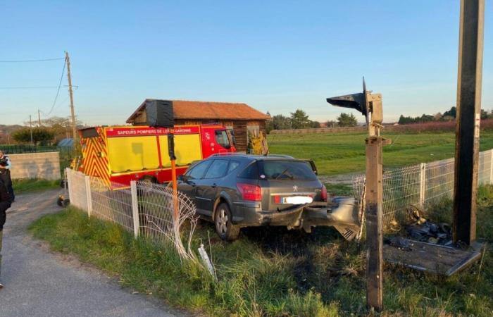 A Ouigo TGV hits a car on a level crossing in Lot-et-Garonne