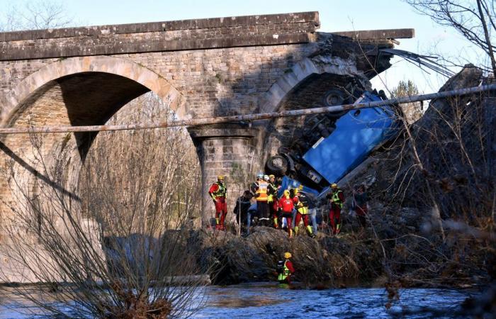 son camion était tombé du pont effondré, le chauffeur revient sur les lieux de l’accident