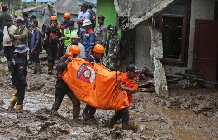 Des crues soudaines et des glissements de terrain tuent 16 personnes sur l’île indonésienne de Sumatra