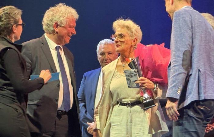 Chanteuse sur tréteaux à Brest, elle remporte le concours de chant 22 ans après son père !