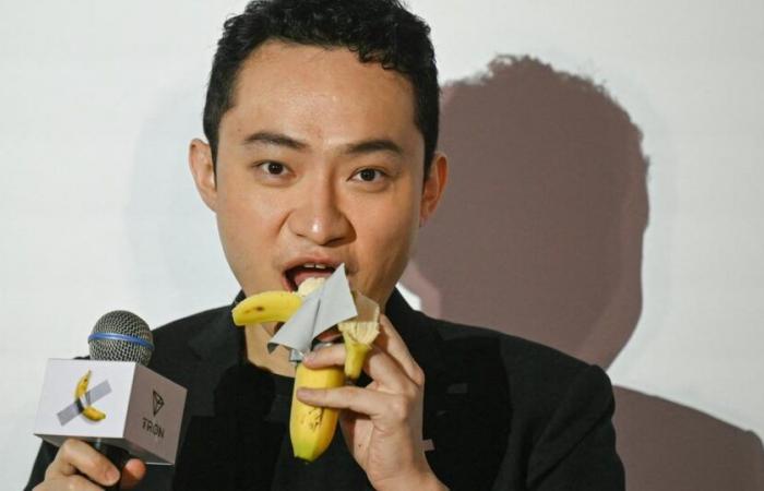 Est-ce la bouchée la plus chère de l’histoire ? Justin Sun a mangé la banane achetée pour 6 millions d’euros